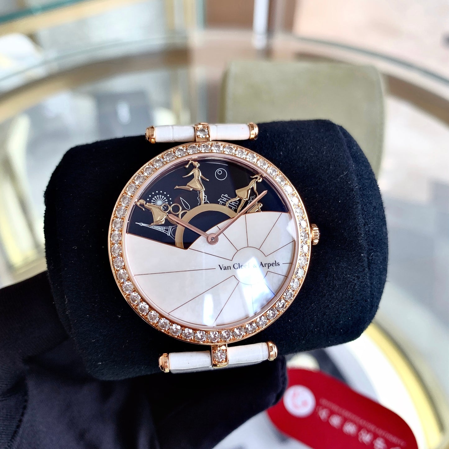 Van Cleef & Arpels VCARO3ZA00 A Day In Paris