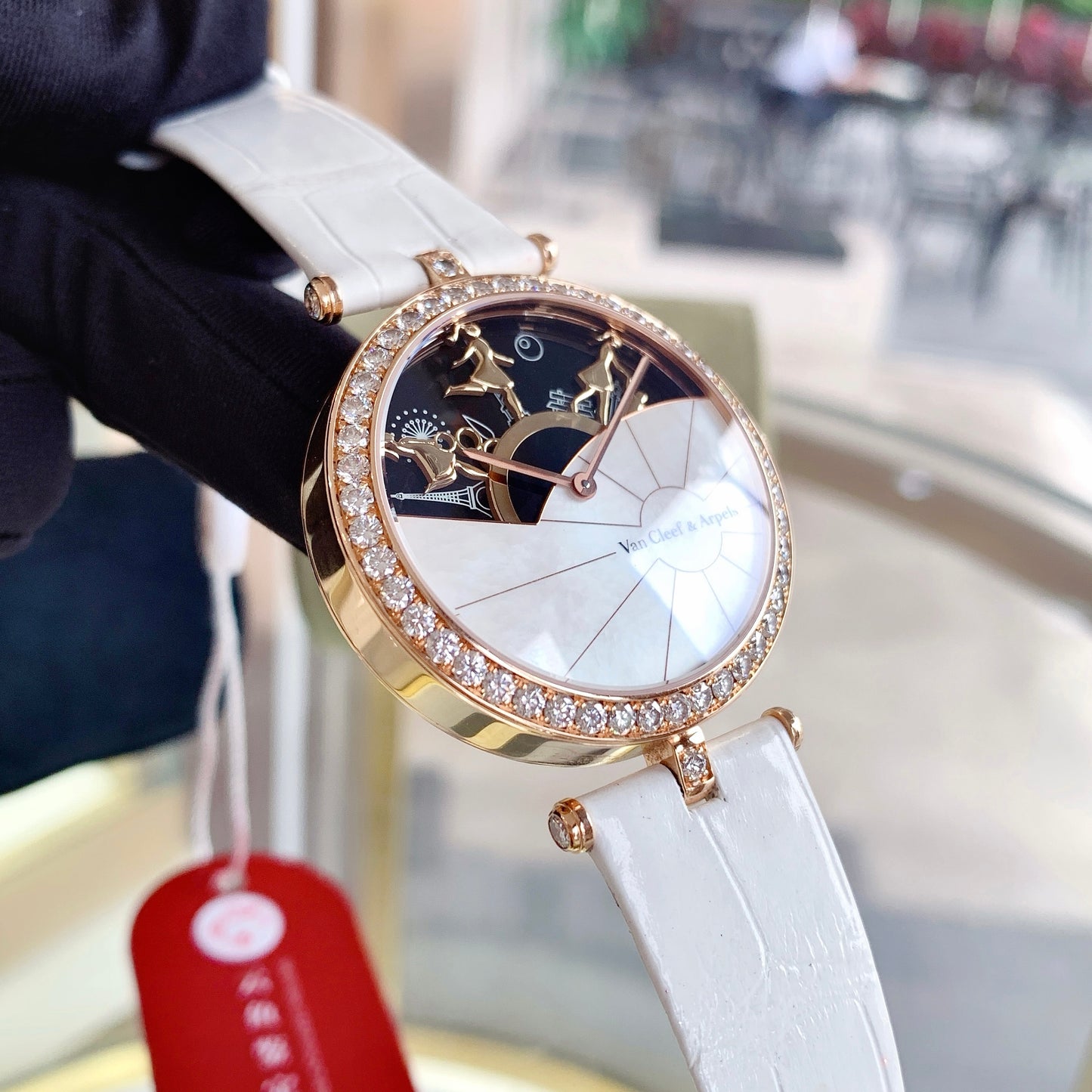 Van Cleef & Arpels VCARO3ZA00 A Day In Paris