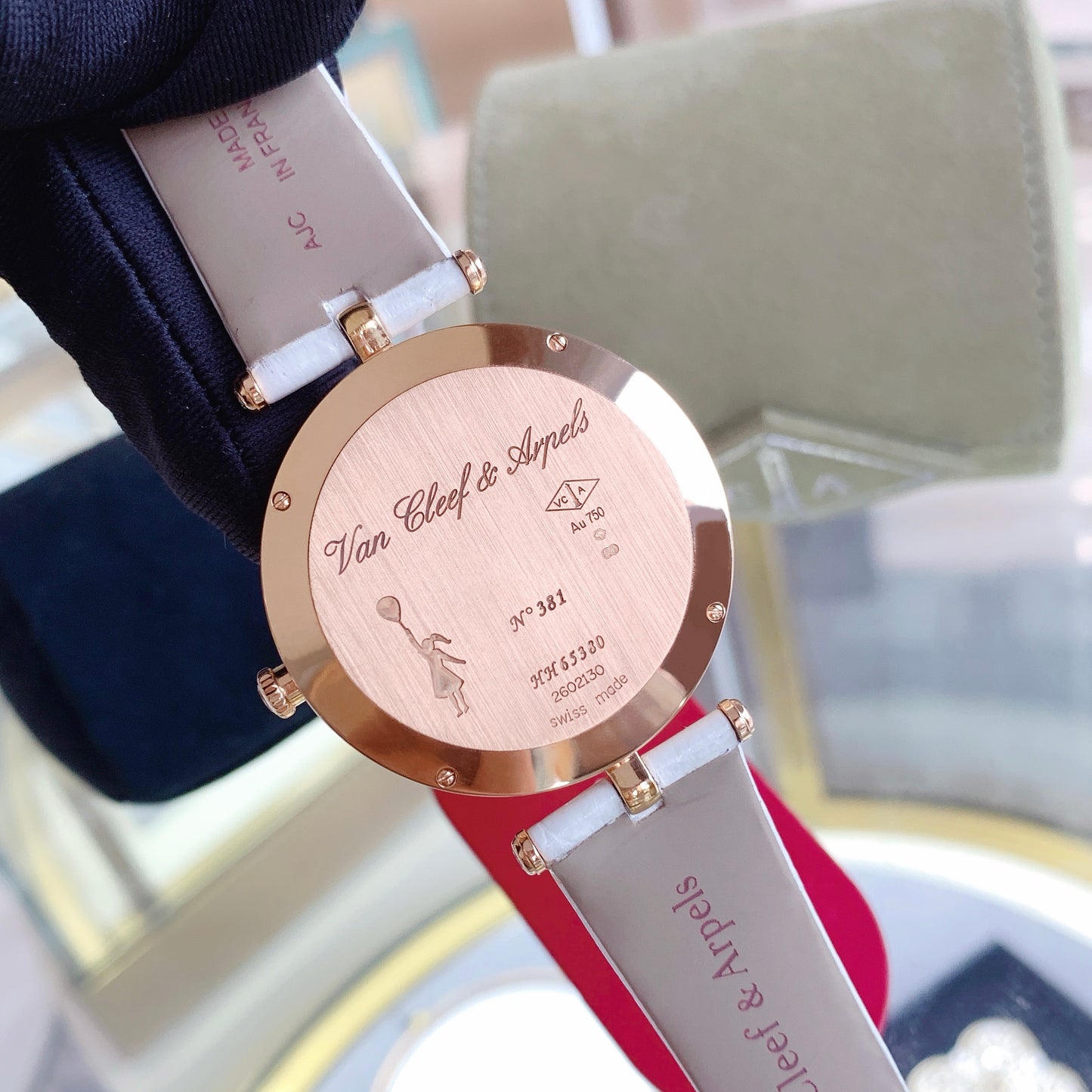 Van Cleef & Arpels VCARO3ZA00 A Day In Paris