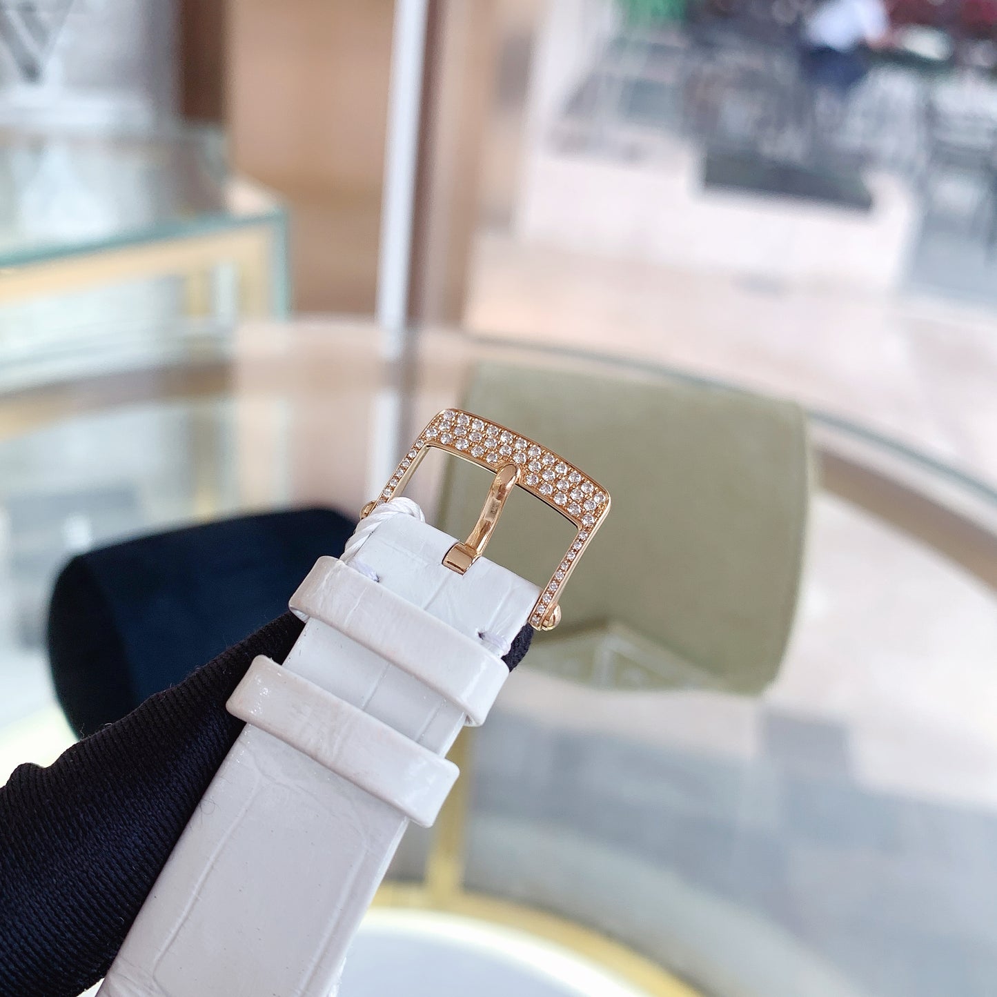 Van Cleef & Arpels VCARO3ZA00 A Day In Paris